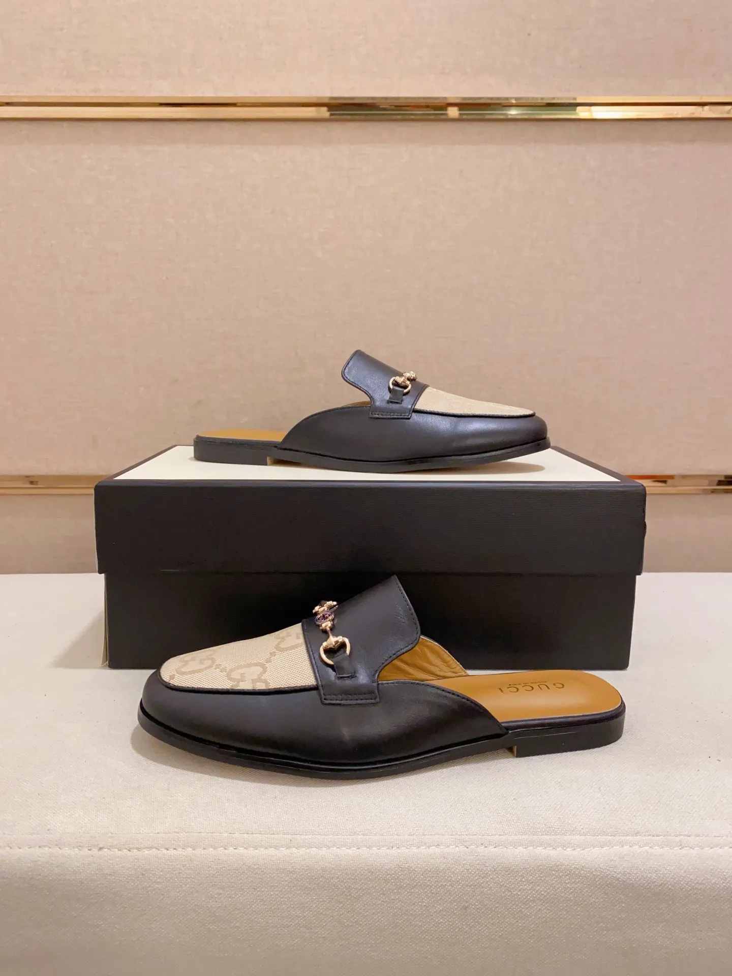 Men's shoes 💰: 380💰 (Gucci). The latest trendy shoes, casual Baotou mops, popular in physical stores, sizes 38-44. New and comfortable, imported custom-made original cowhide, with unique sequin element design. With sheepskin lining, original bottom, high-end packaging and high quality💪Details determine the quality, you can enter and leave the counter at will, welcome to compare!